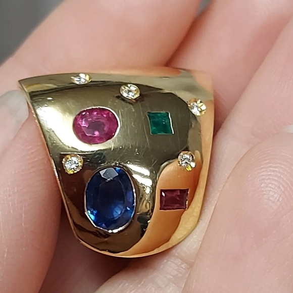 An exquisite pair of Artisanal Crafted 18kt Yellow Gold Clip-back Earrings - Picture 3 of 11